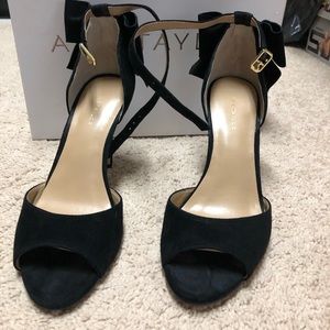 Ann Taylor Isla Bow peep toe pump black 6